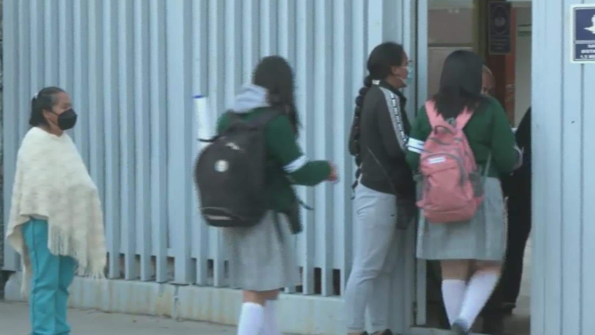 padres aprueban revision de mochilas en secundaria de iztapalapa tras disparo de estudiante