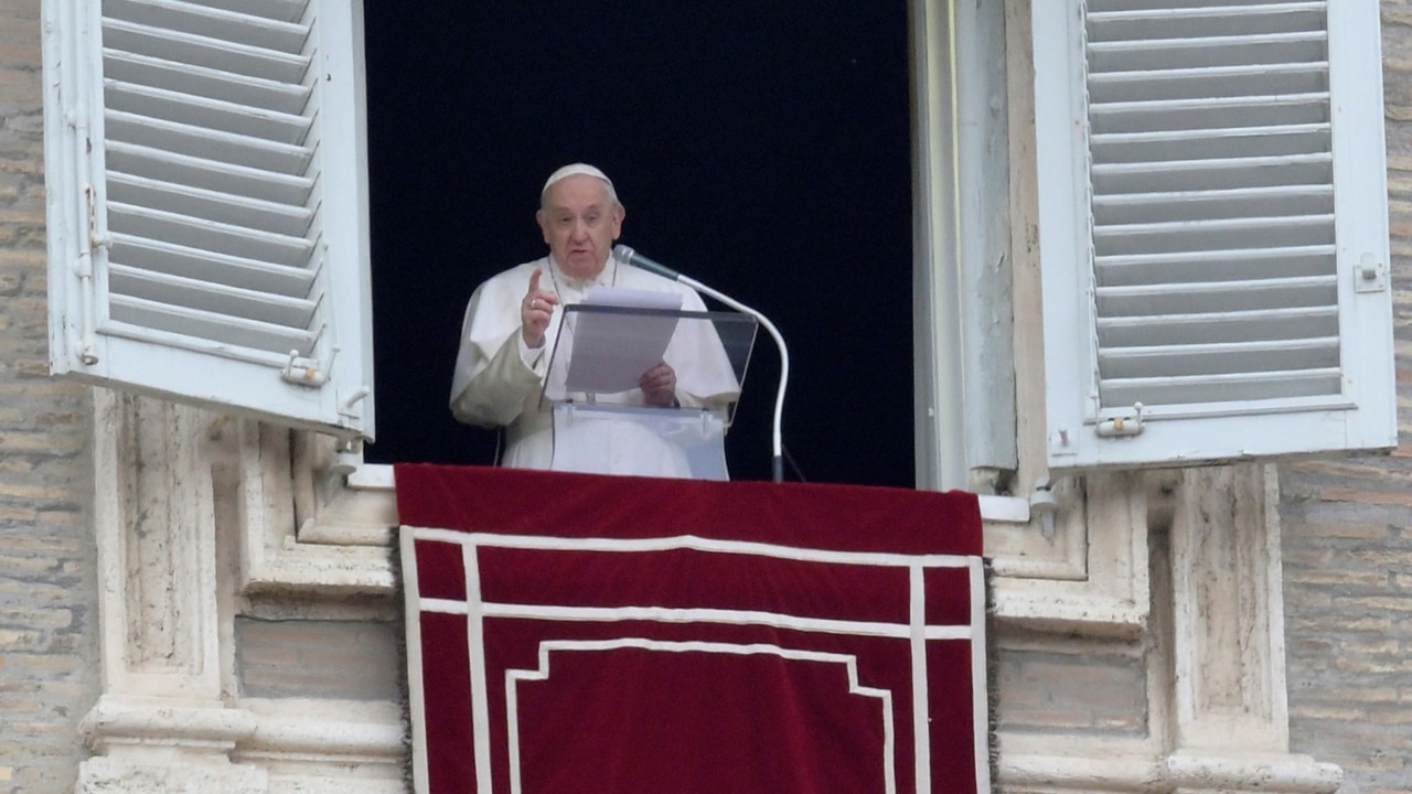 El papa Francisco asomado a la plaza de San Pedro desde el palacio pontificio