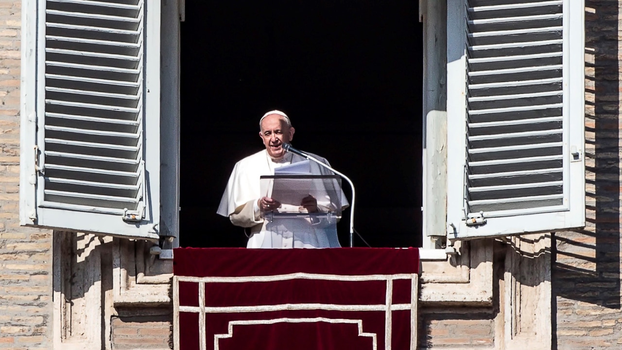 El papa Francisco desde la plaza de San Pedro, en el Vaticano