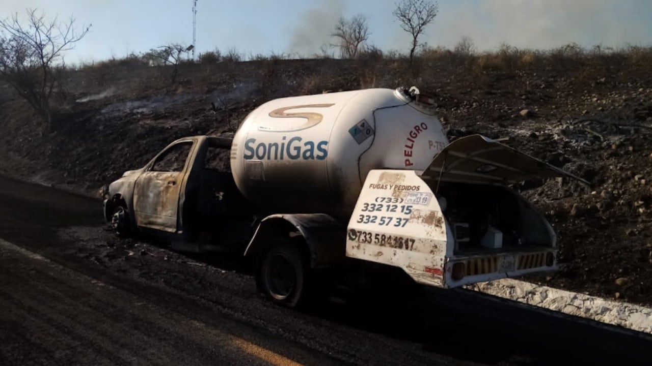 Sofocan llamas que consumieron una pipa de gas LP, sobre la carretera Iguala-Teloloapan (Twitter: @PC_Guerrero)