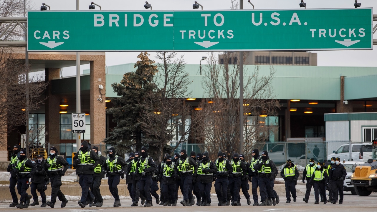 La Policía de Windsor empezó a desalojar el bloqueo en el puente internacional Ambassador, que conecta Canadá y Estados Unidos