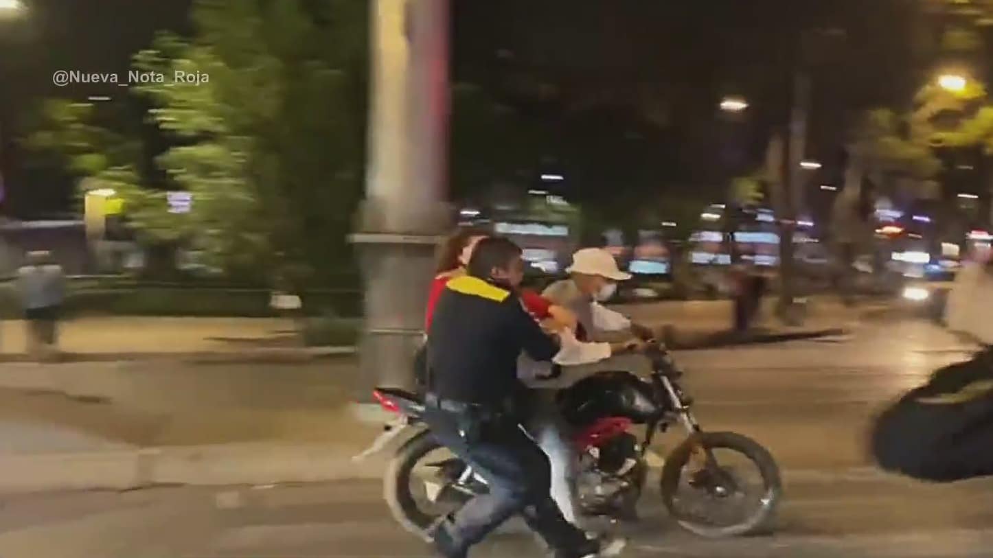 policia se cuelga de motocicleta para detener su marcha en cdmx