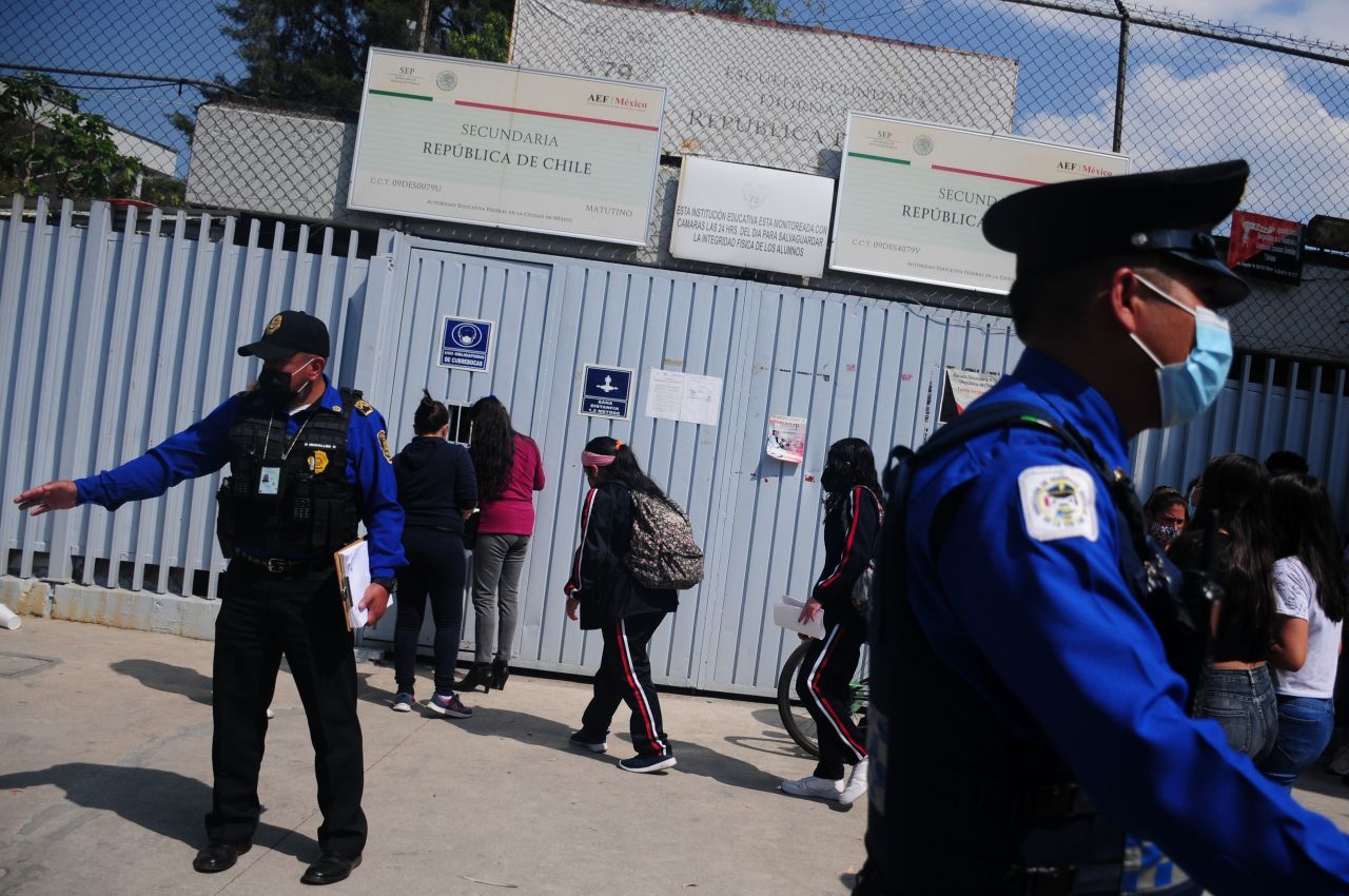 Autoridades investigan caso de niño con un arma en secundaria de Iztapalapa (EFE)