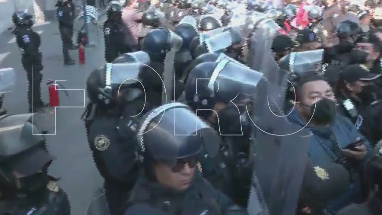 policias repliegan a manifestantes en avenida juarez