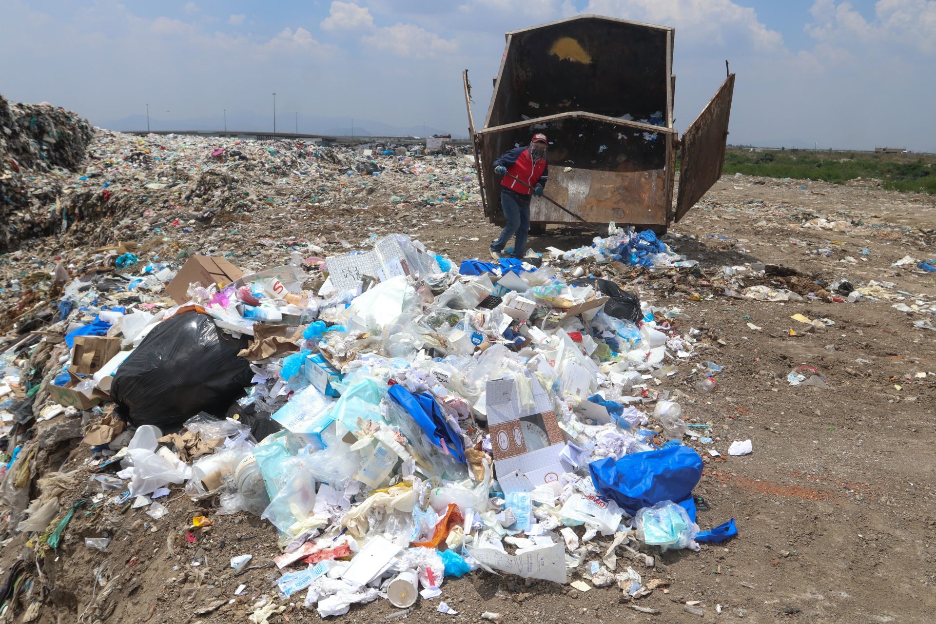 Por salud, recolectores de basura llaman al correcto desecho de residuos COVID