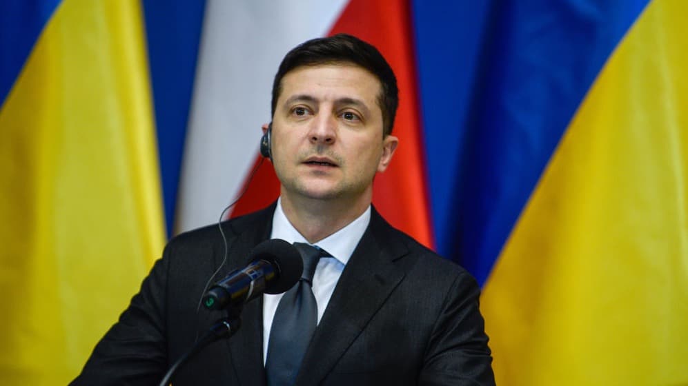 presidente de ucrania firma decreto para que ciudadanos se enlisten en el ejercito
