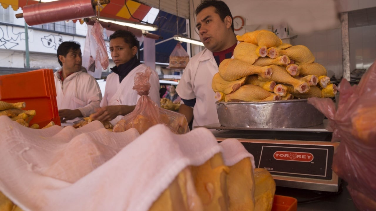 Fotografía que muestra un local de venta de pollo fresco en uno de los mercados de la Ciudad de México. Fuente: Cuartoscuro