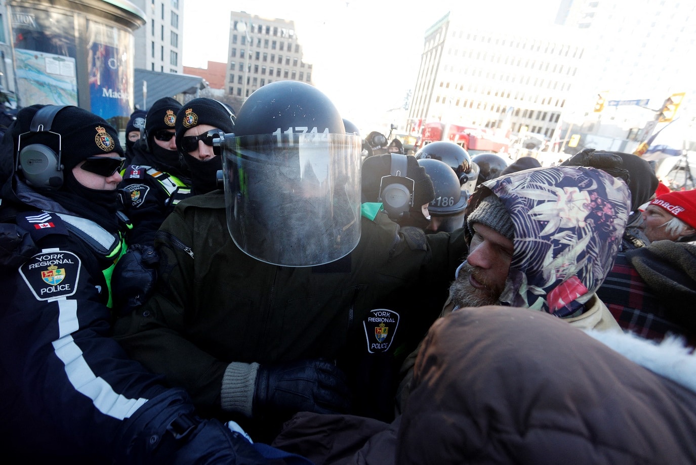Policía de Canadá detiene a 70 manifestantes antivacunas