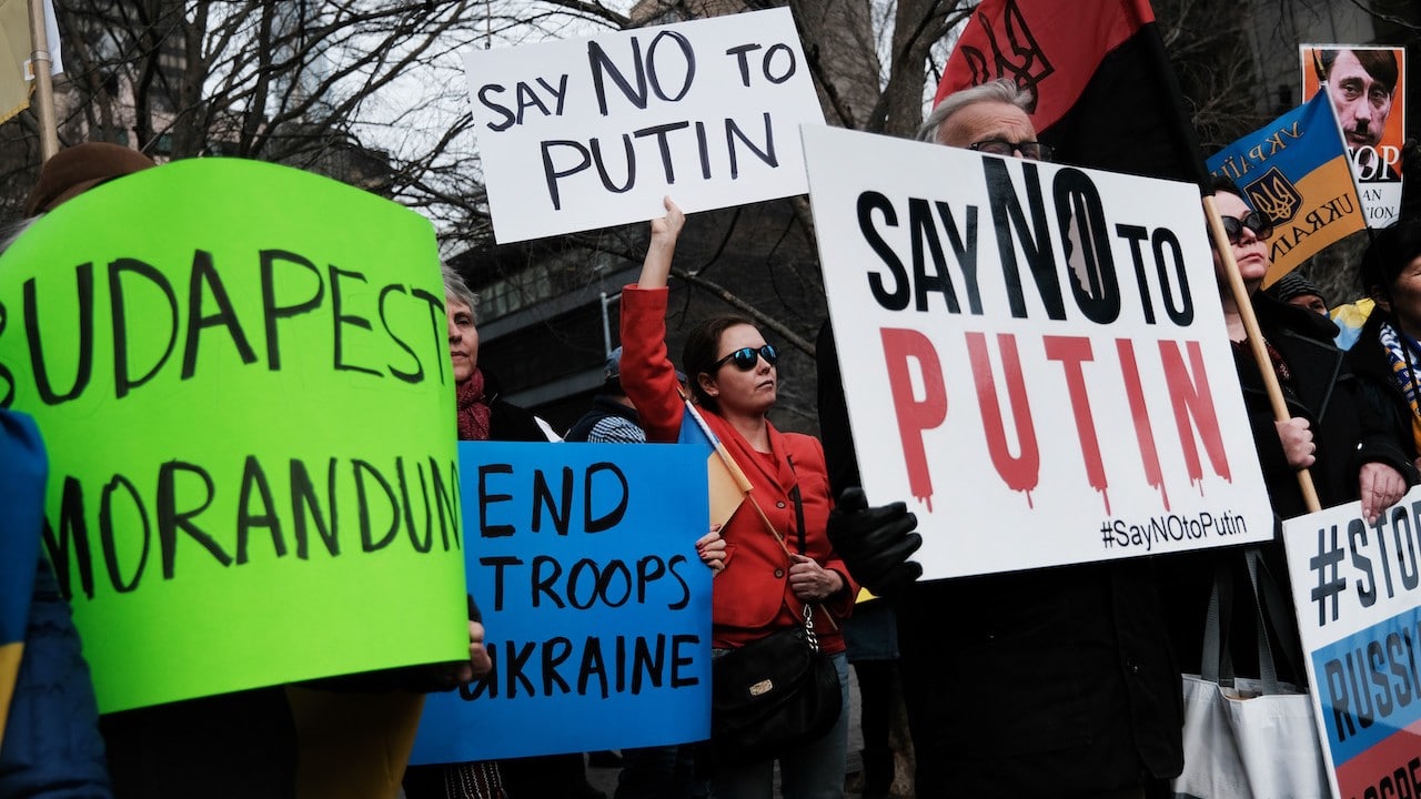Activistas proucranianos y estadounidenses ucranianos se reúnen frente a las Naciones Unidas (ONU) (Getty Images)