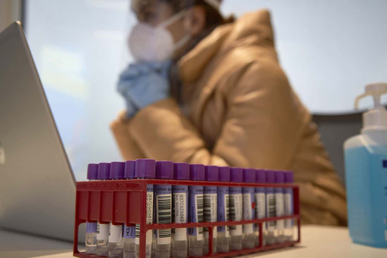 Un trabajador de un centro de pruebas de coronavirus espera que los pasajeros lleguen desde Sudáfrica al aeropuerto Schiphol de Ámsterdam (Getty Images)