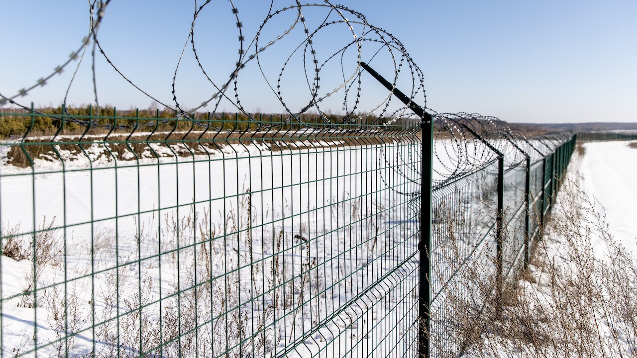 Cerca de alambre de púas a lo largo de la línea de la frontera ucraniana en el cruce fronterizo Three Sisters entre Ucrania, Rusia y Bielorrusia (Getty Images)