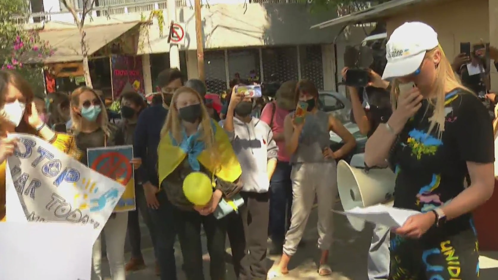 realizan manifestacion pacifica afuera de la embajada de rusia en mexico