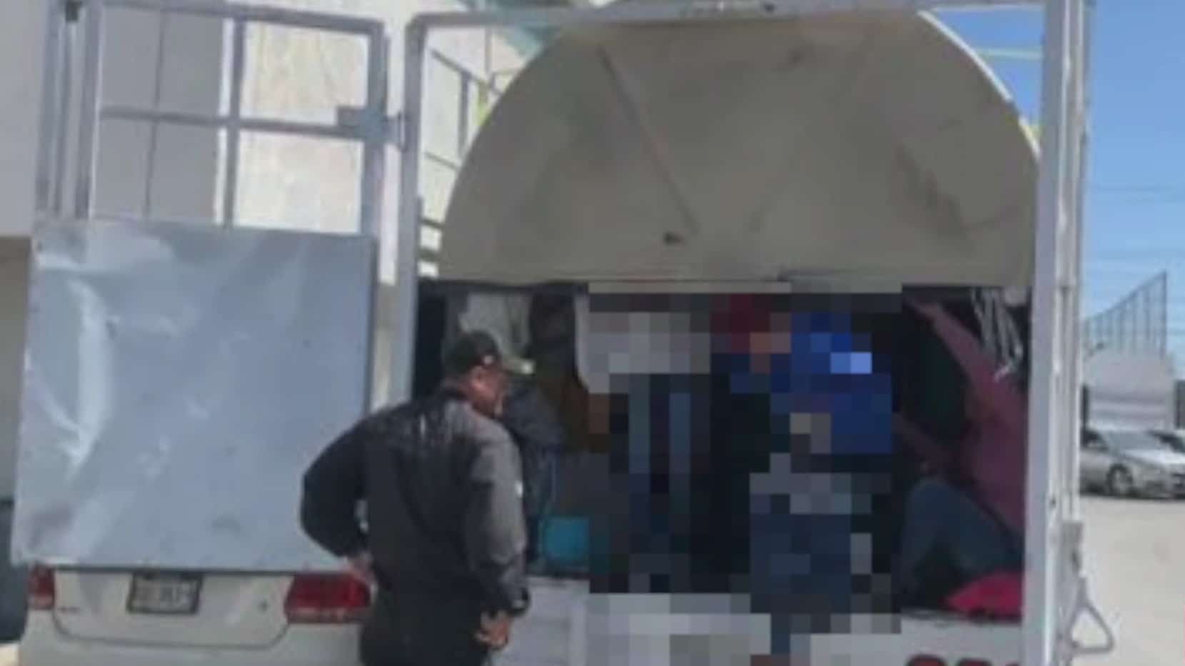 rescatan a 59 migrantes que iban en tinacos de una camioneta
