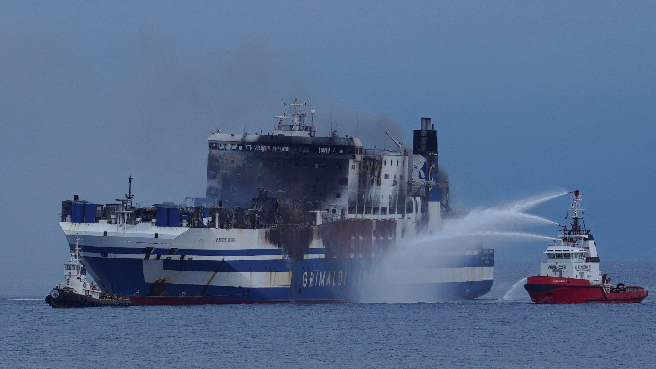 Rescatan vivo a uno de los 12 desaparecidos de ferry incendiado en Grecia