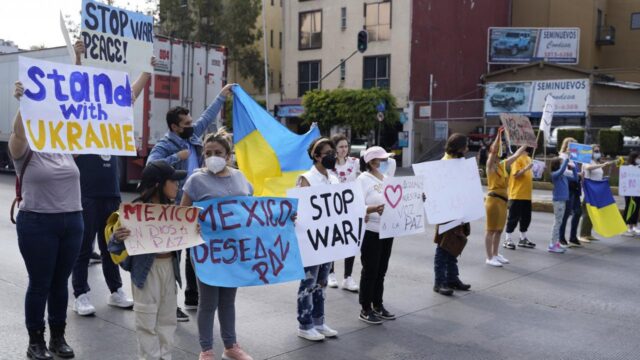 residentes de ucrania protestan en embajada de rusia en mexico
