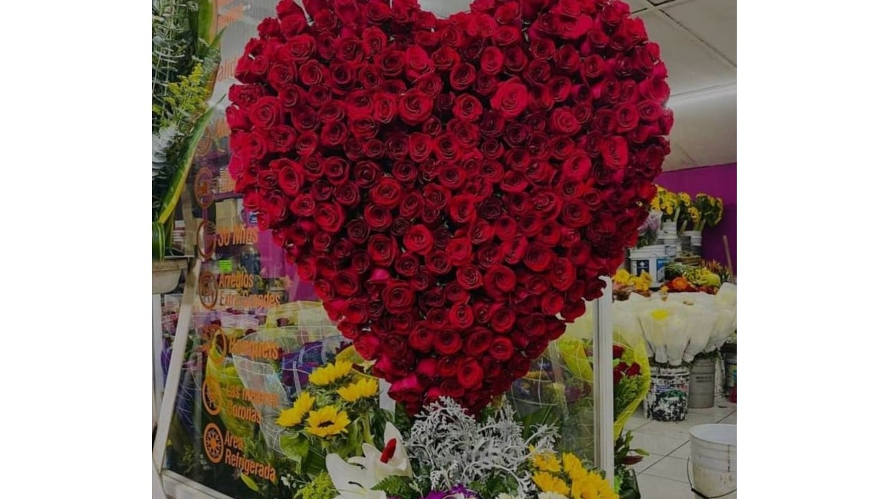 arreglo floral, rosas, San Valentín, panteón, Facebook