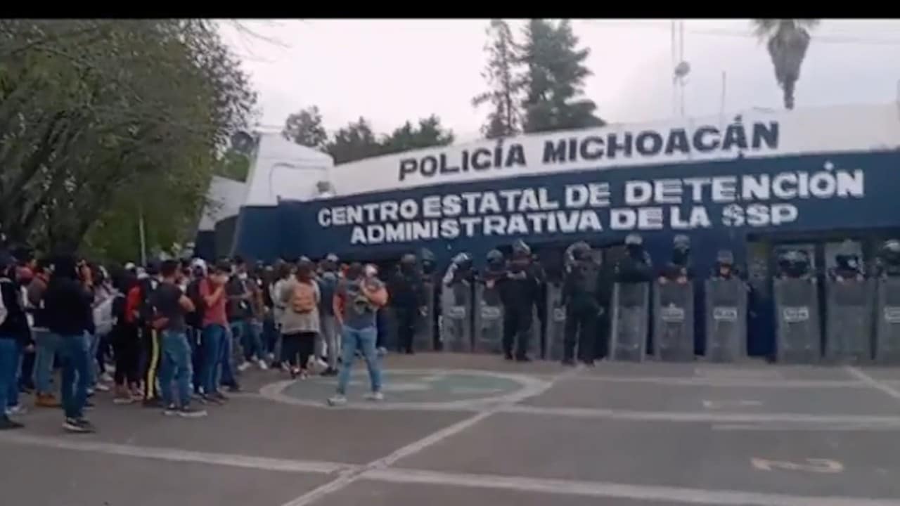 Manifestantes se encuentran en el Centro Estatal de Detenciones Administrativas de la Secretaría de Seguridad Pública en Morelia, Michoacán (FOROtv)
