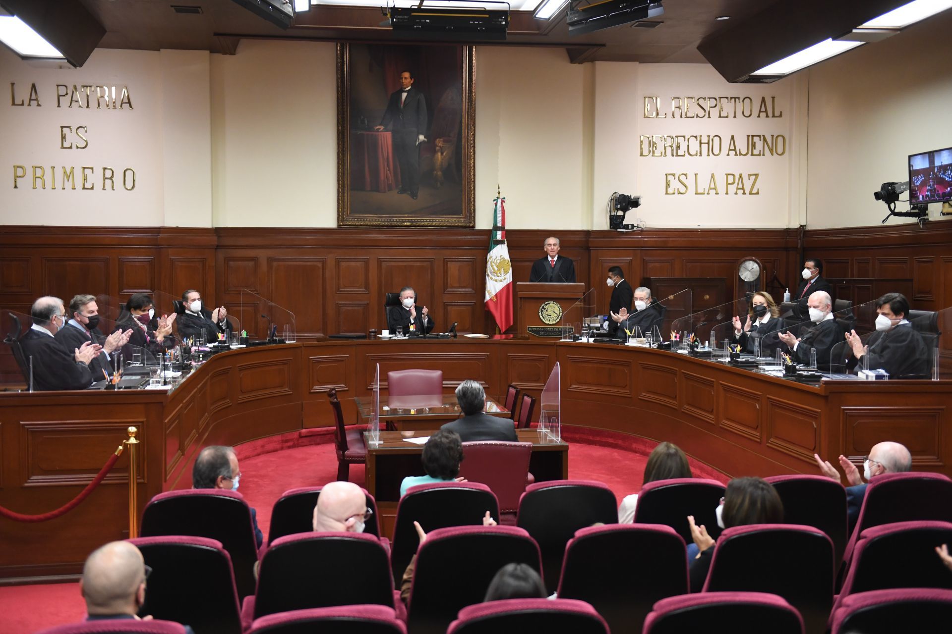 El pleno de la Suprema Corte de Justicia de la Nación (SCJN) despidió al ministro José Fernando Franco González Salas, quien pasa a situación de retiro. El ministro Arturo Zaldívar le entregó un reconocimiento.