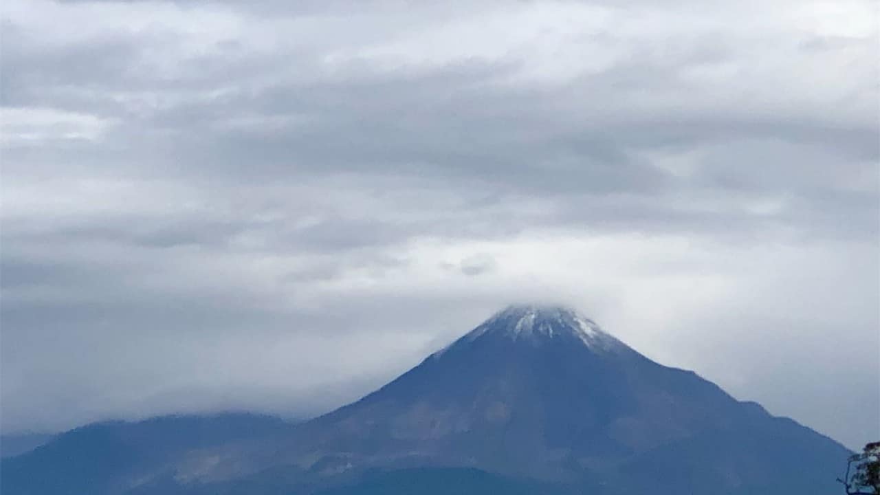 Se registra nevada en el Volcán de Fuego de Colima.