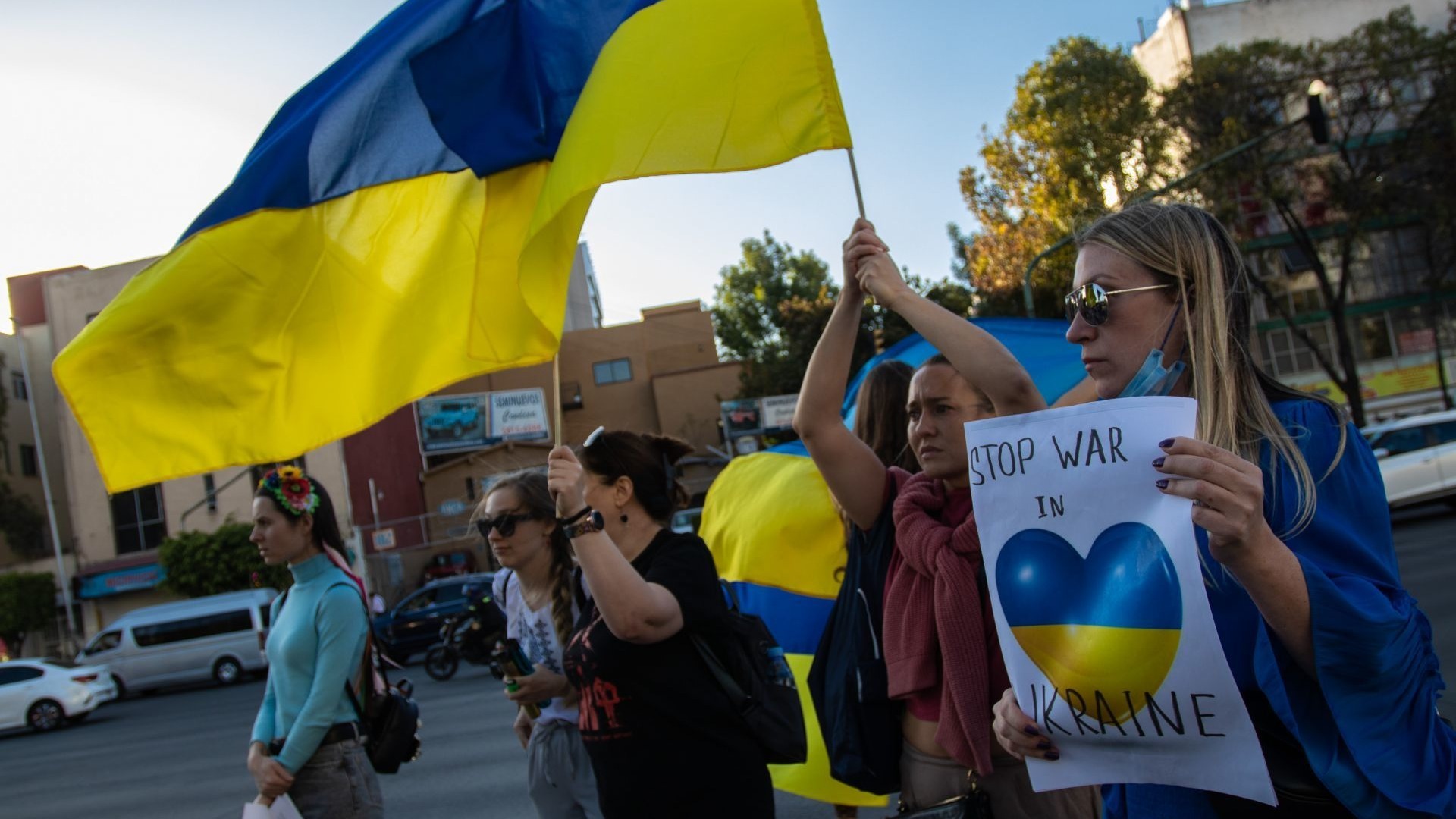 Ucranianos en la CDMX protestan frente a Embajada de Rusia