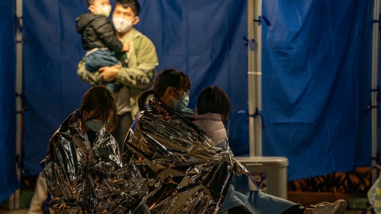Pacientes con covid-19 son atendidos al aire libre en Hong Kong