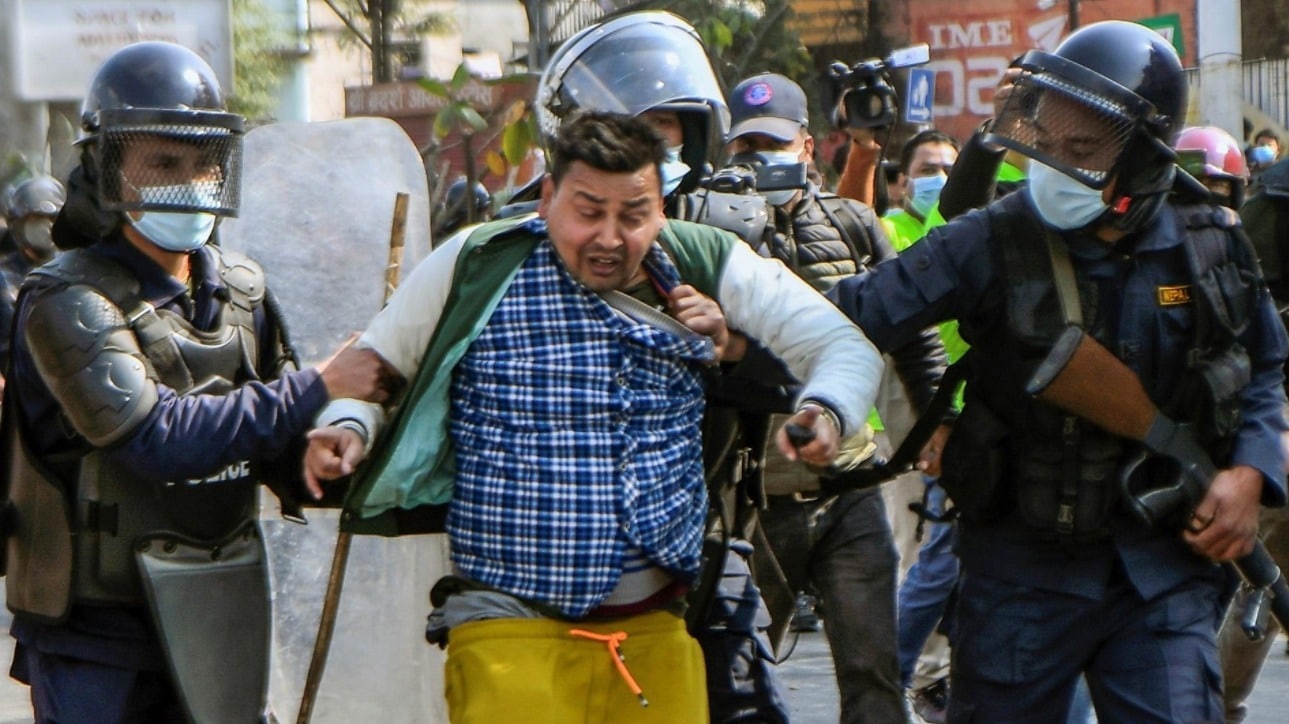 Manifestantes y policías se enfrentan en Nepal
