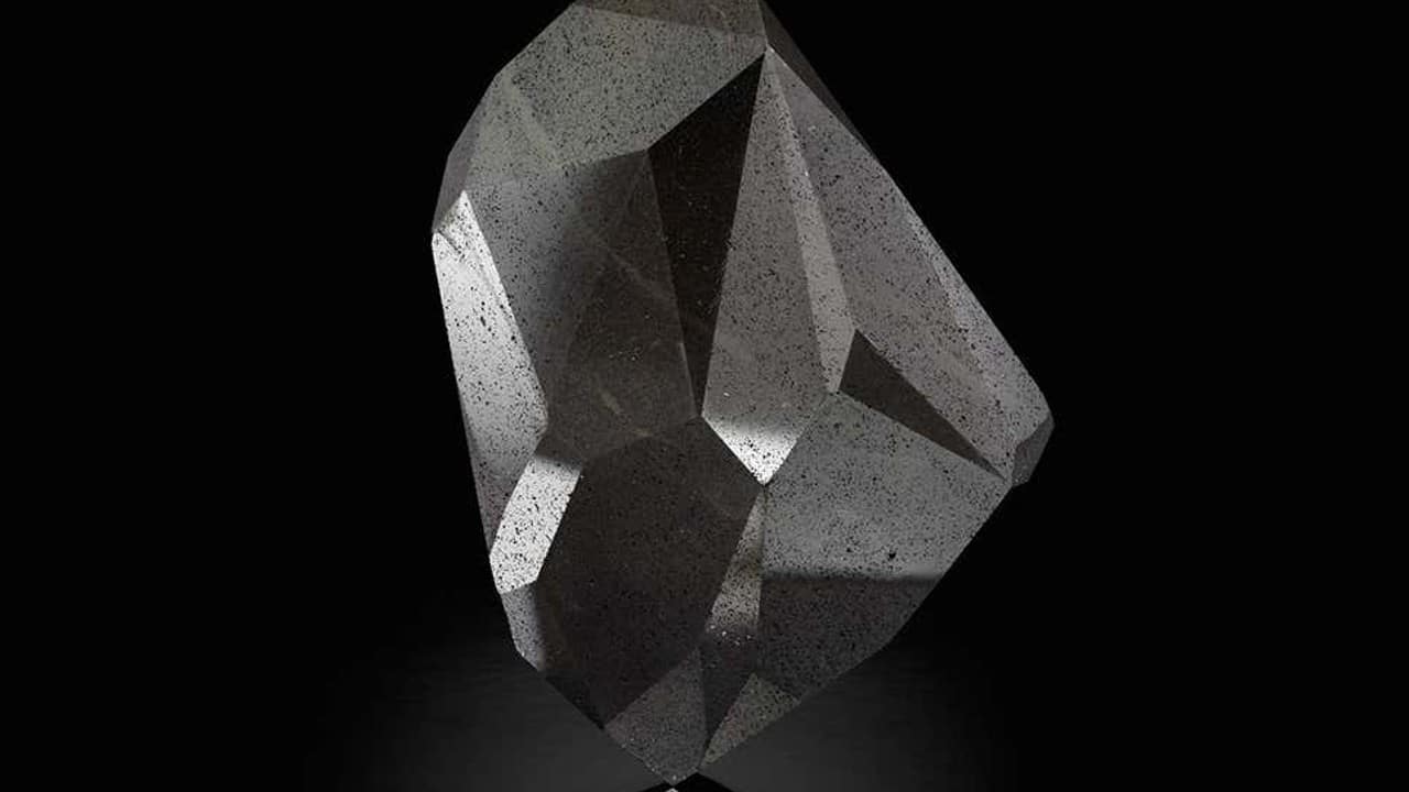 Subastan diamante negro de 555 quilates en 4.3 millones de dólares