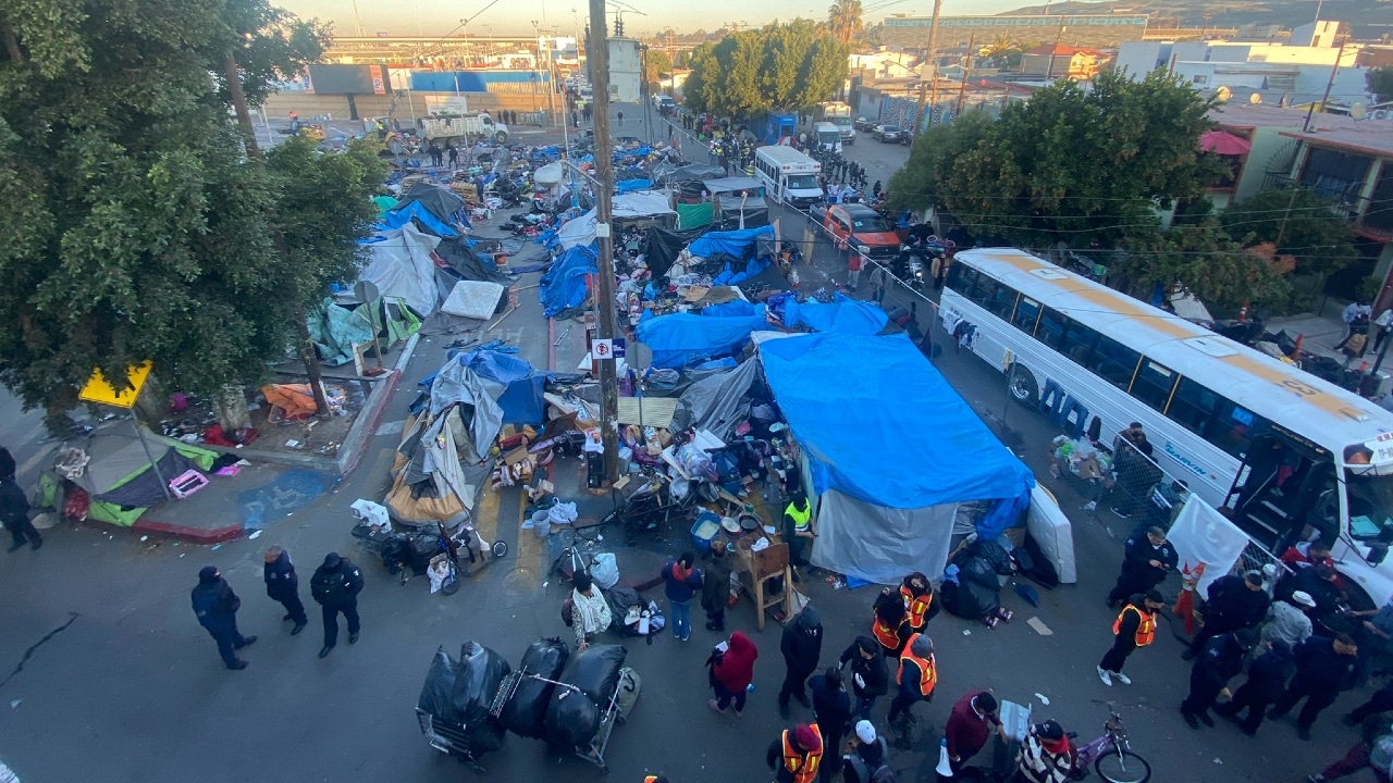 Autoridades de Tijuana desalojan campamento migrante cerca de frontera con EEUU