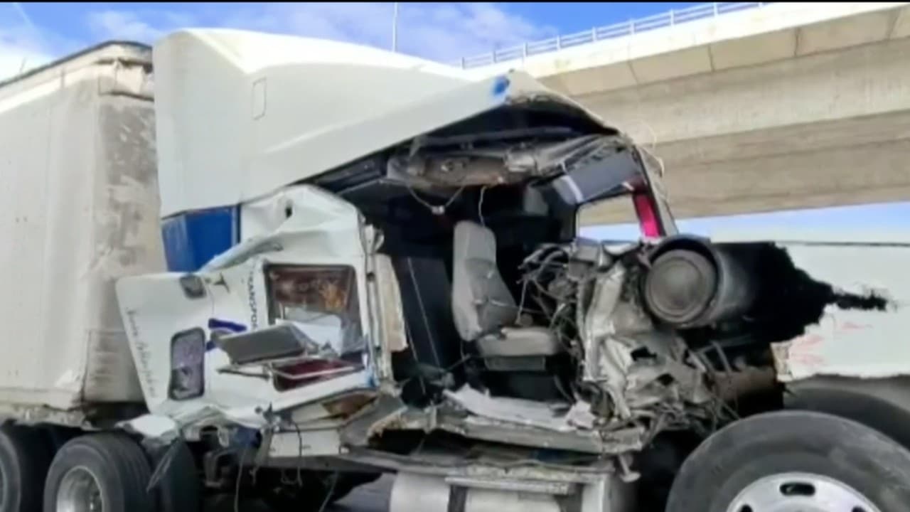 Tráiler se impacta contra segundo piso de la autopista México-Puebla