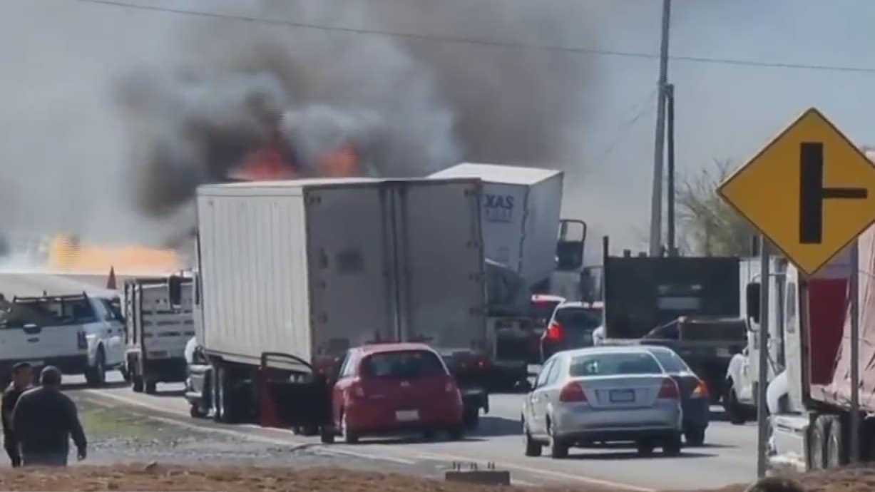 trailer se incendia en la carretera monterrey saltillo