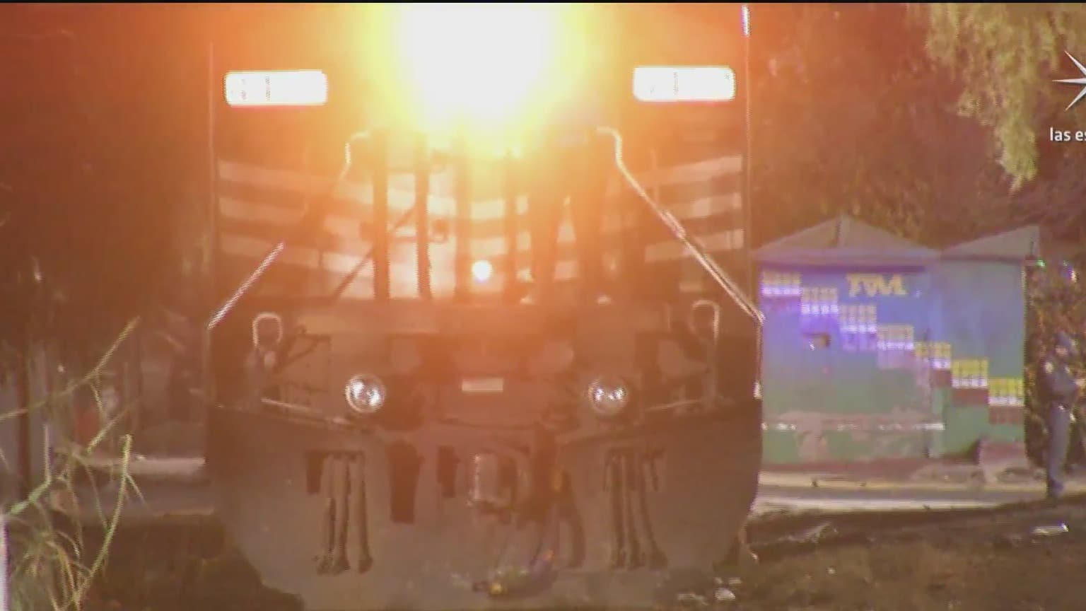 tren arrastra un coche tras intentar ganarle el paso en la gustavo a madero cdmx