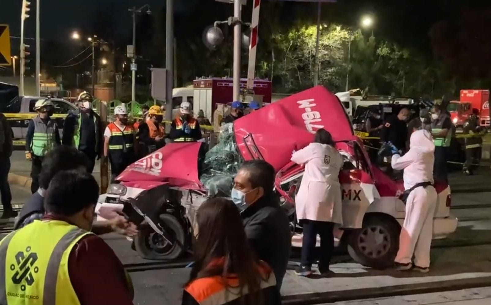Rescatan cuerpo mujer tras choque tren ligero y taxi en CDMX