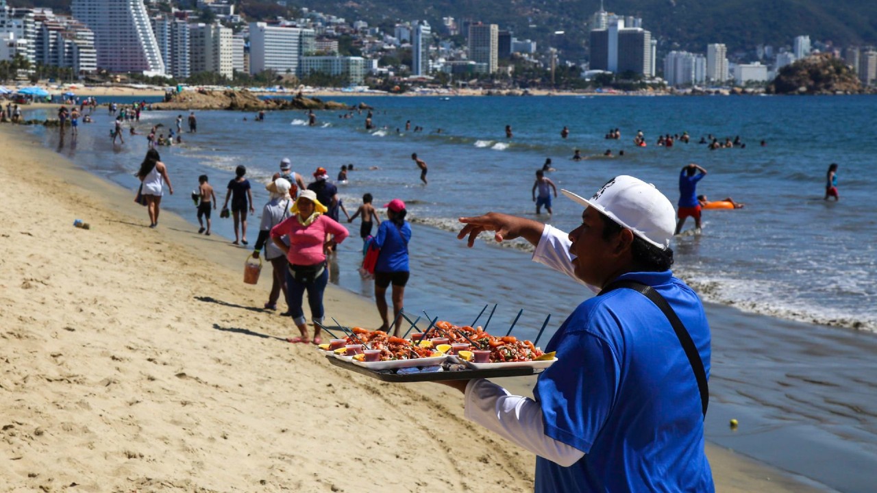Turistas aprovechan primer fin de semana largo en Acapulco.