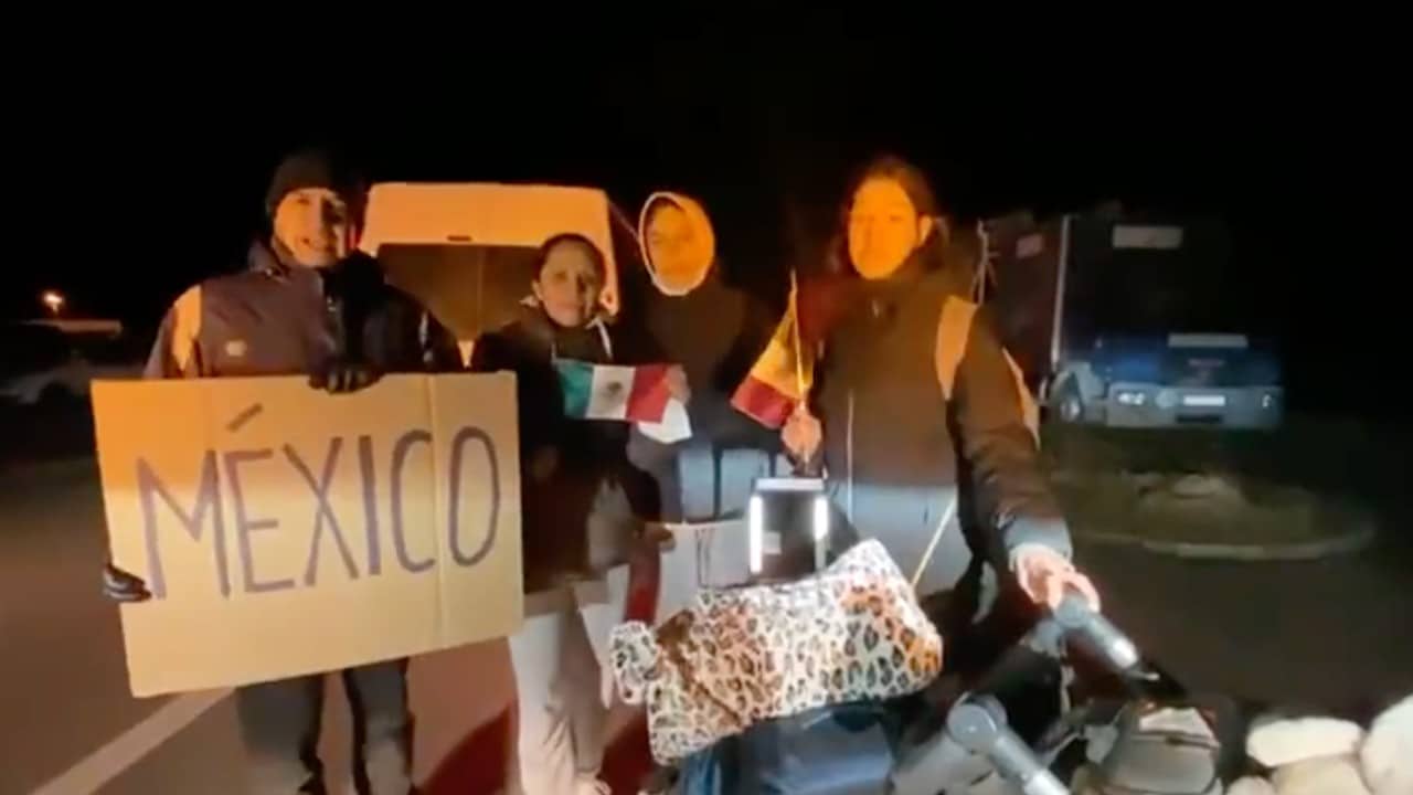Familias de mexicanos que llegan a Rumania desde Ucrania (Twitter: @m_ebrard)