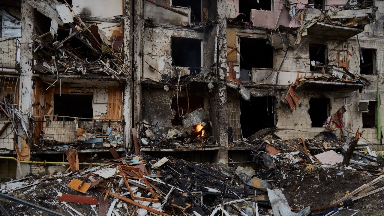 Un edificio residencial dañado por un misil el 25 de febrero de 2022 en Kiev, Ucrania.