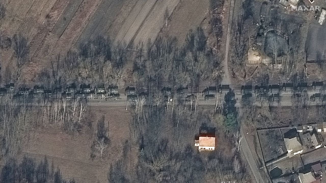 Convoy ruso de fuerzas terrestres y tanques se dirige a Kiev, según empresa de satélites