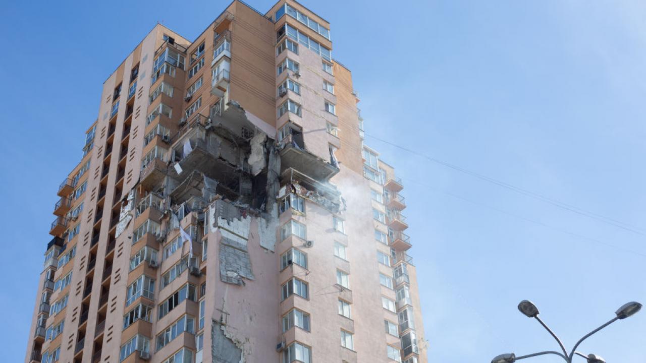 un misil golpea edificio de departamentos en kiev ucrania