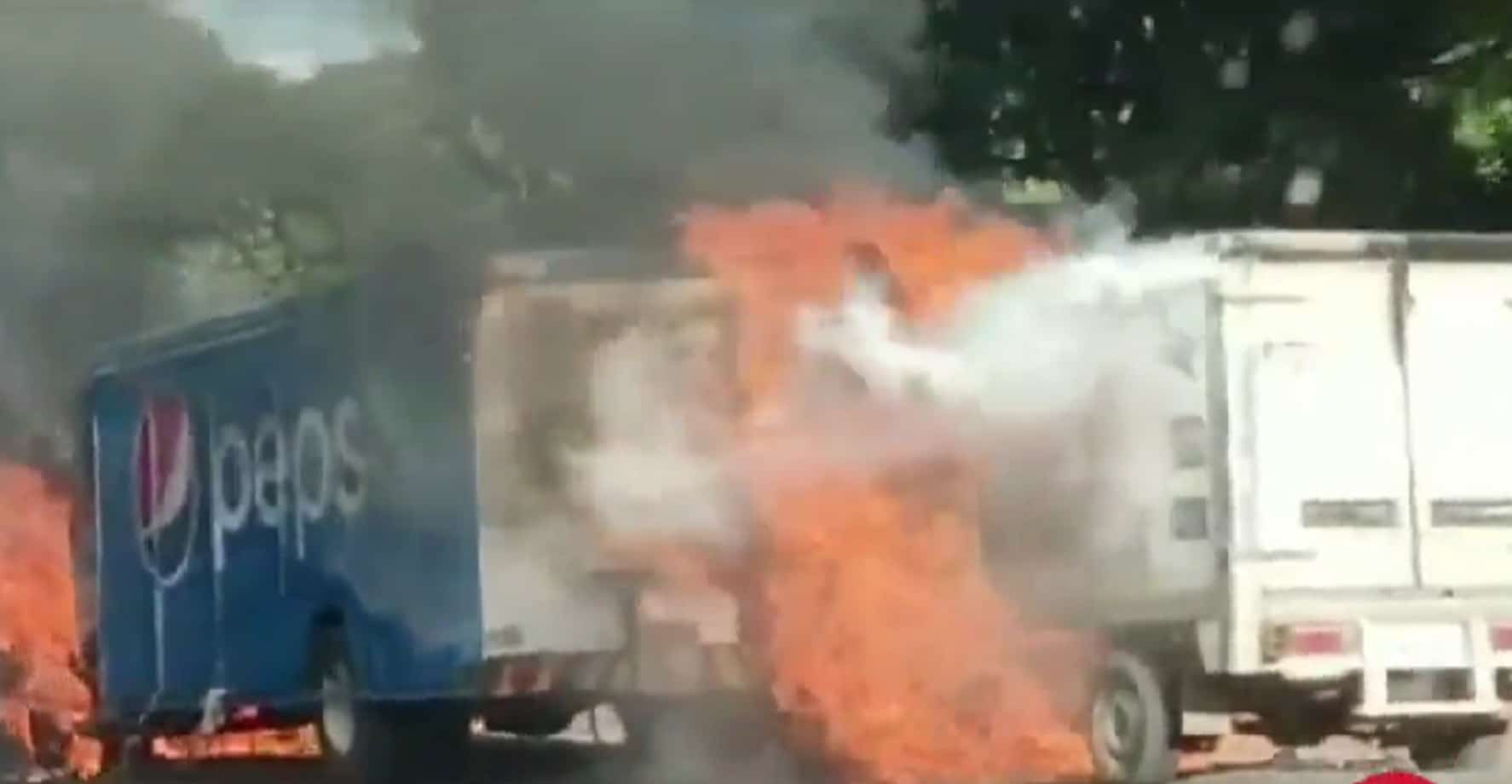 Integrantes de la CNTE queman vehículos en Michoacán