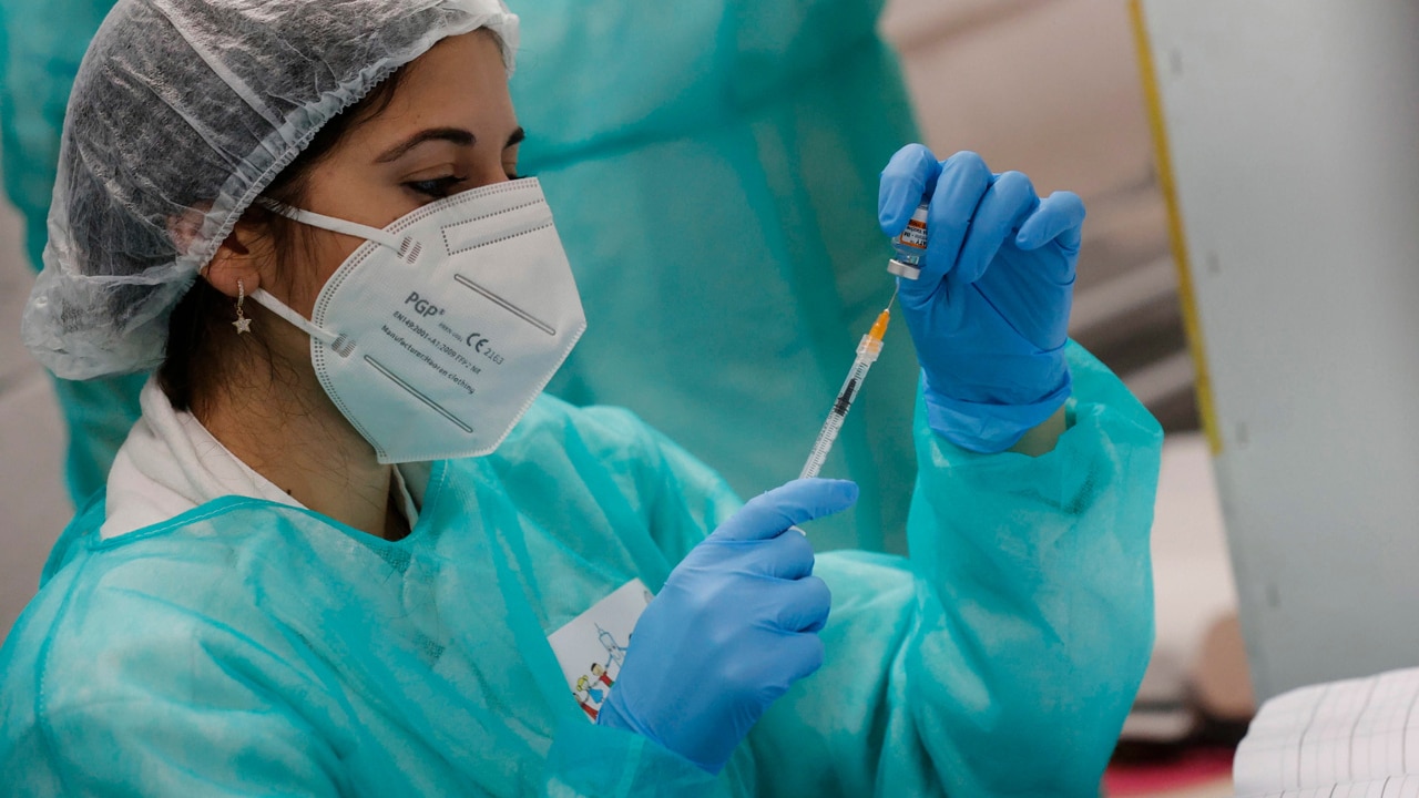 Una enfermera prepara una dosis de la vacuna contra la covid en Roma. Fuente: EFE