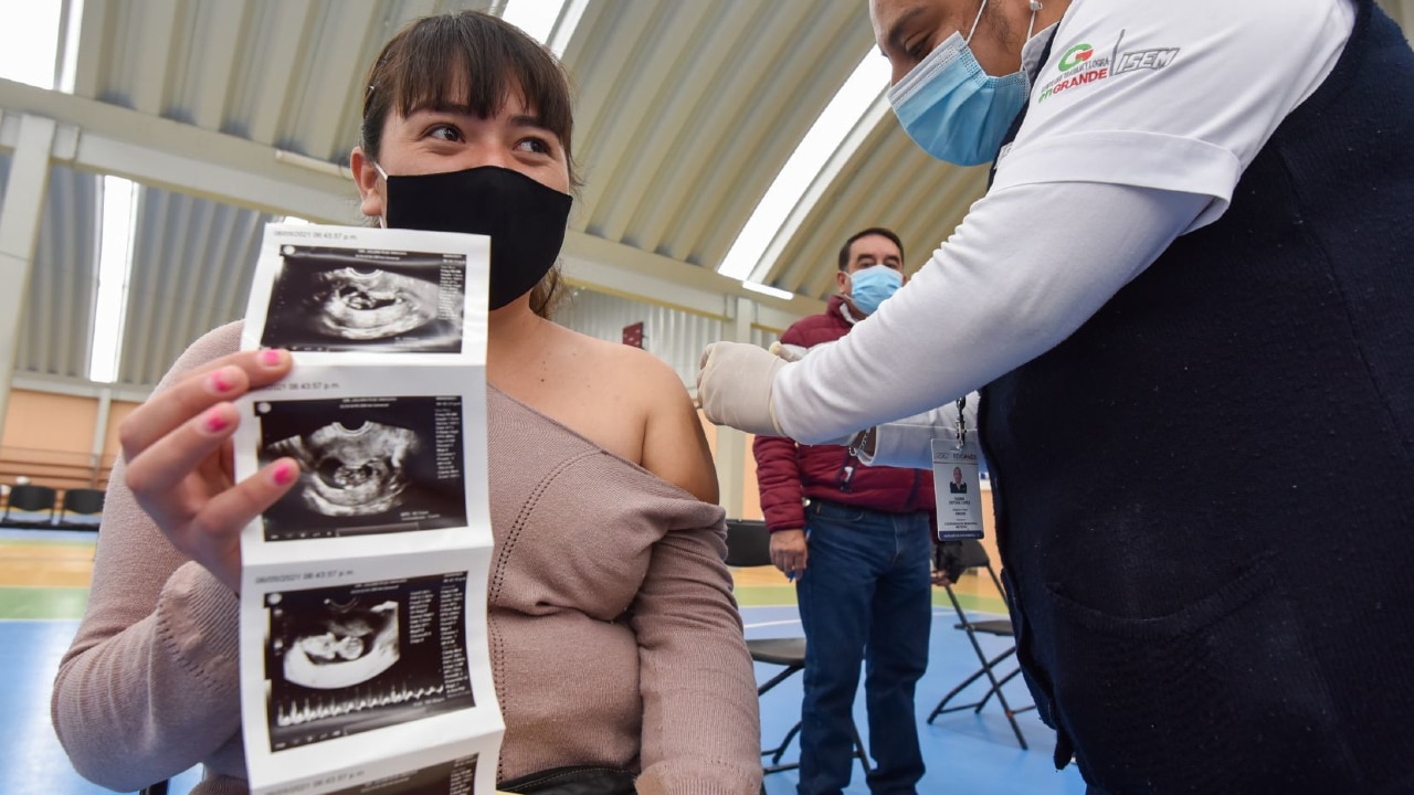 Una mujer embarazada recibe la vacuna de BioNTech Pfizer contra la covid