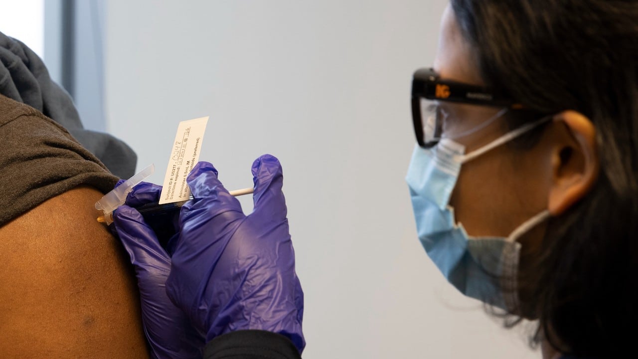 Aplicación de la vacuna Novavax que requiere temperaturas de refrigeración estándar (de 2 a 8 °C) (Getty Images)