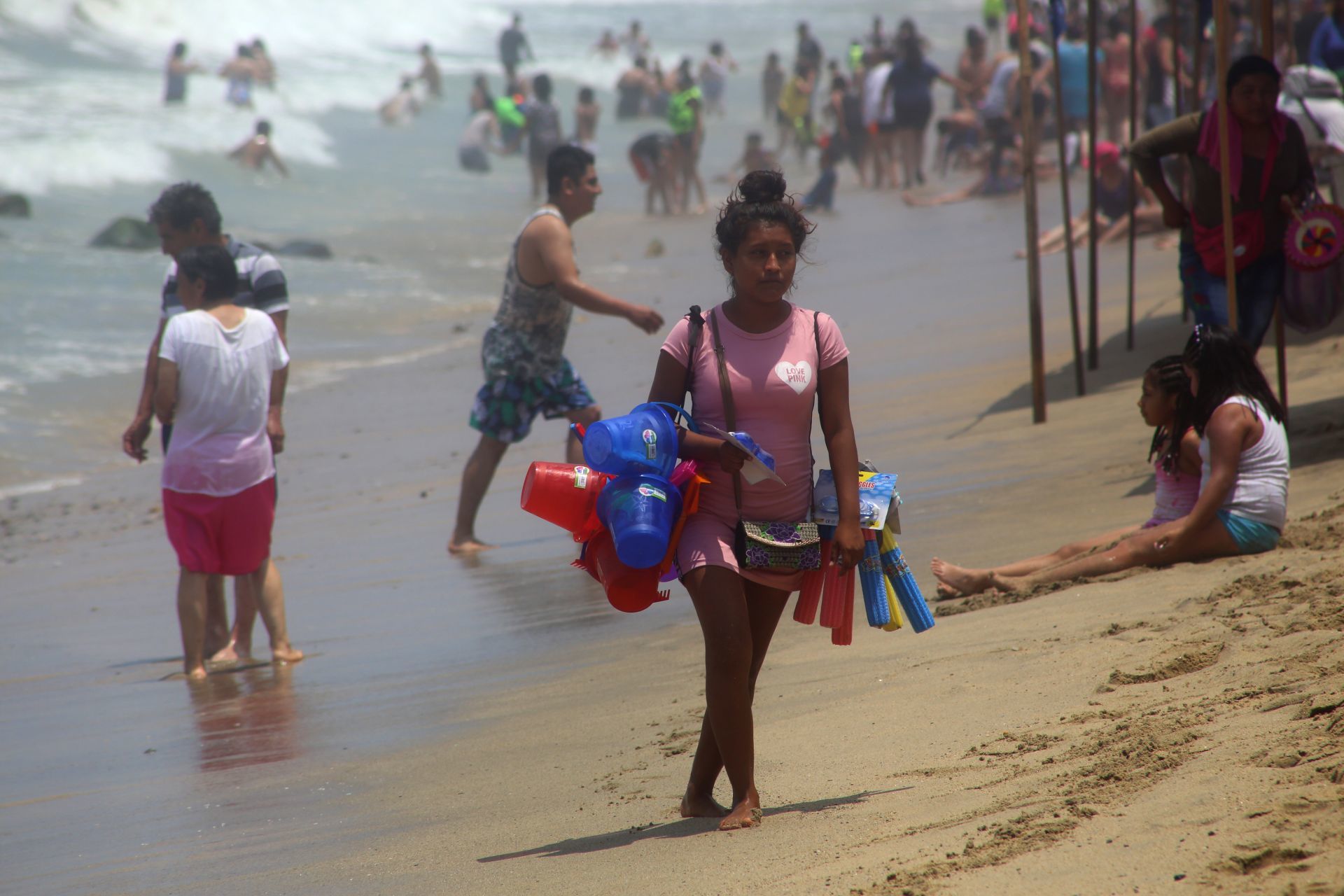 Vendedores ambulantes recorren las playas de Acapulco, Guerrero (Cuartoscuro)