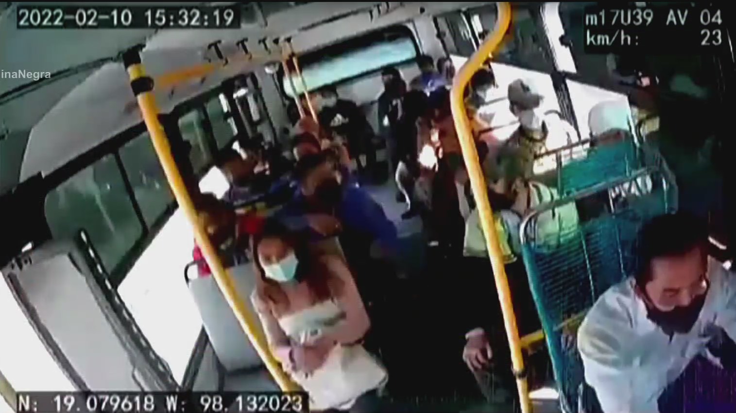 video asaltantes impiden a abuelita bajar de unidad del transporte publico en puebla