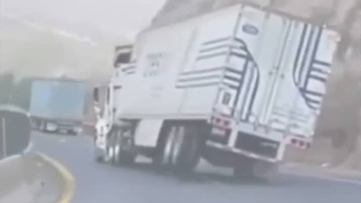 video exhiben a trailer circulando a exceso de velocidad y fuera de control en coahuila