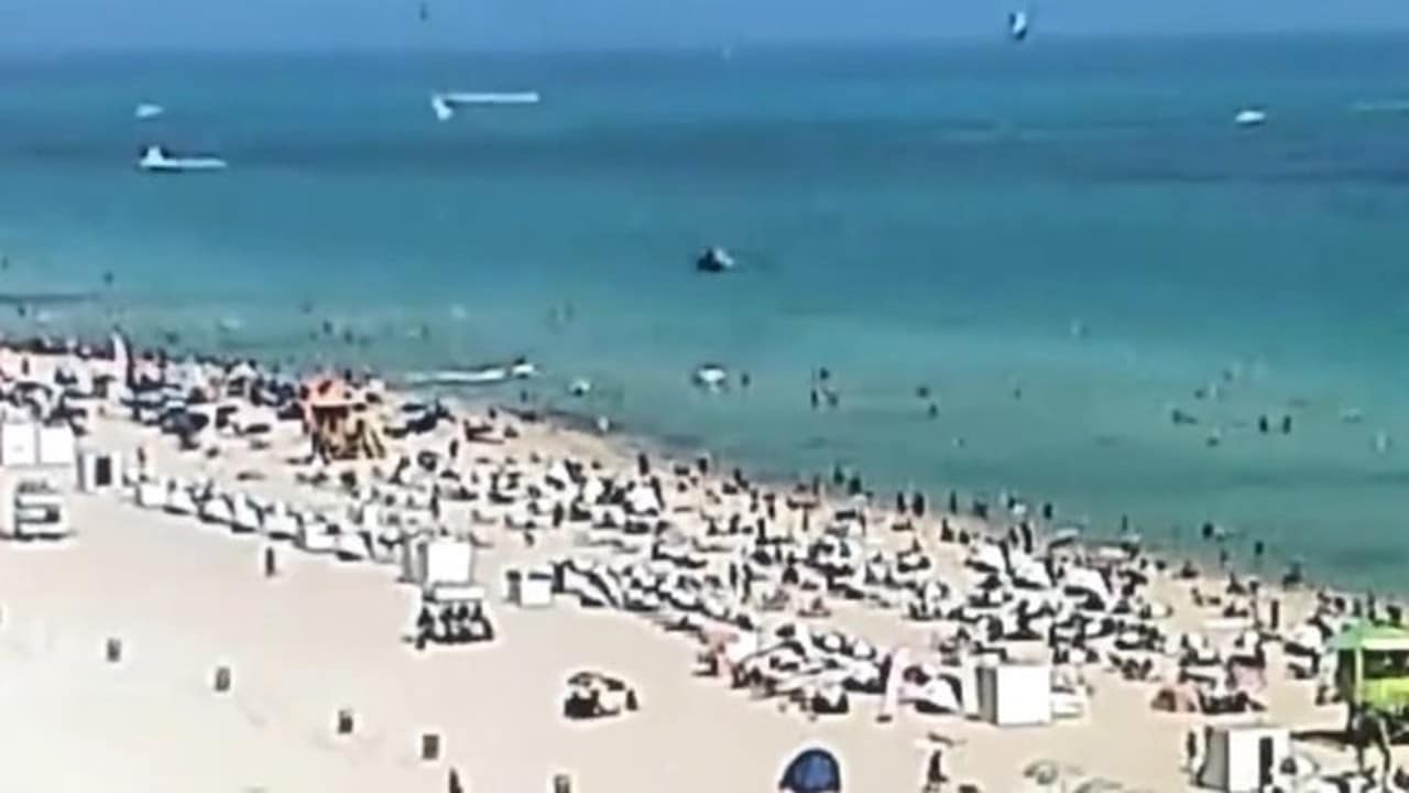 Video: Helicóptero se estrella en playa de Miami, Florida.