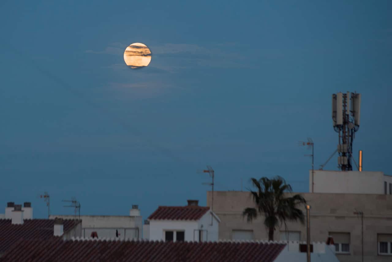 Vista del atardecer y la Luna en Mahón, Menorca