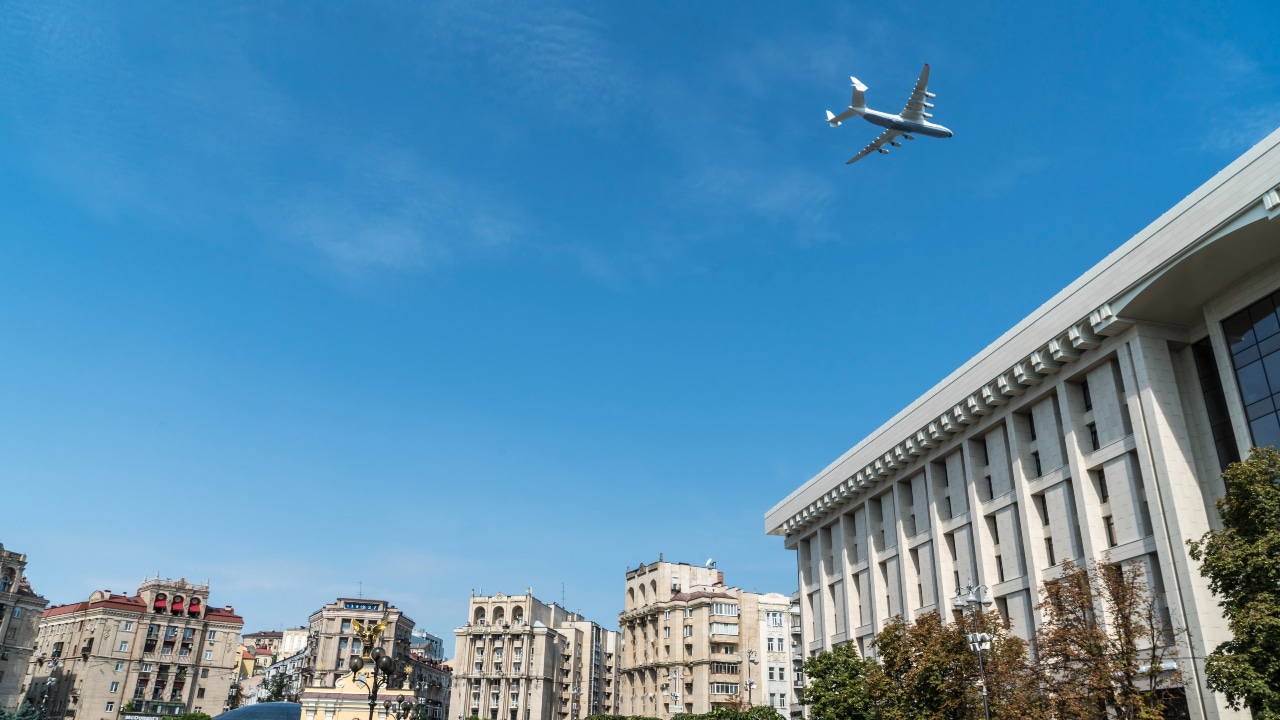Fotografía de archivo que muestra un avión comercial sobrevolando el Maidan Nezalezhnosti o Plaza de la Independencia en Kiev.