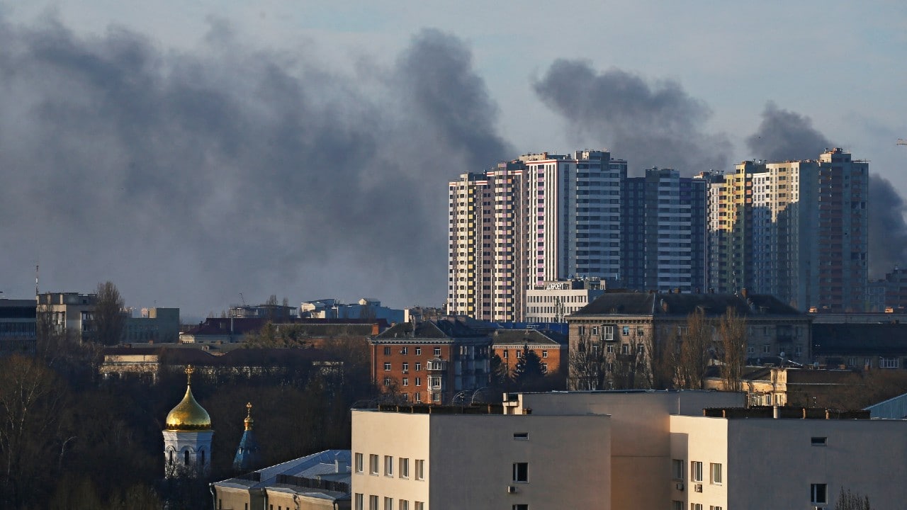 Reportan combate a invasores rusos en calles de Kiev; exhortan a los habitantes a guarecerse