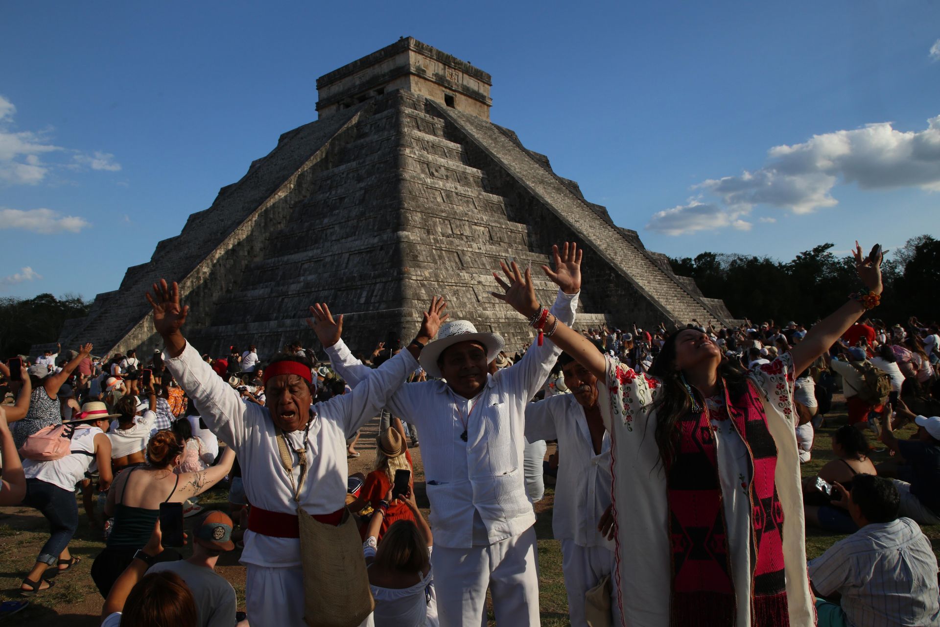 Turistas nacionales y extranjeros recibieron el equinoccio de primavera en la zona arqueológica de Chichén Itzá (Cuartoscuro)