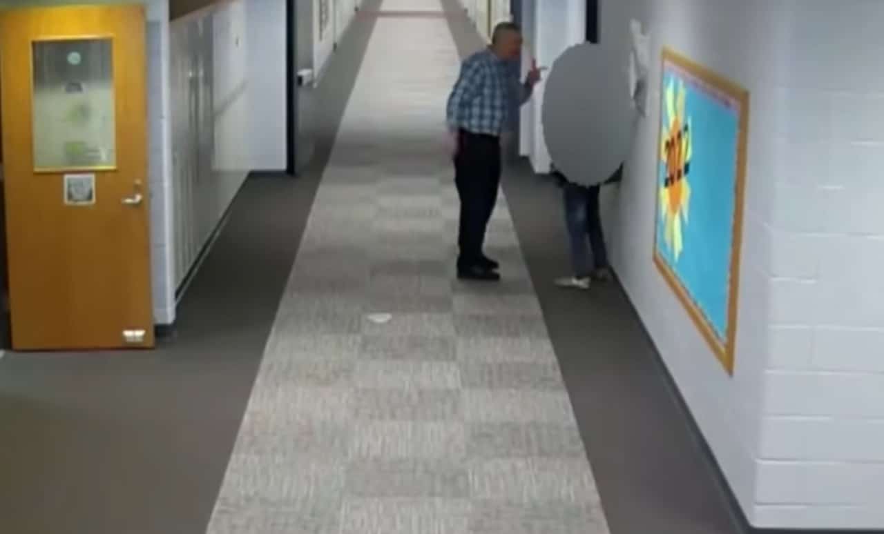Arrestan a maestro de primaria que golpeó a alumno: Video